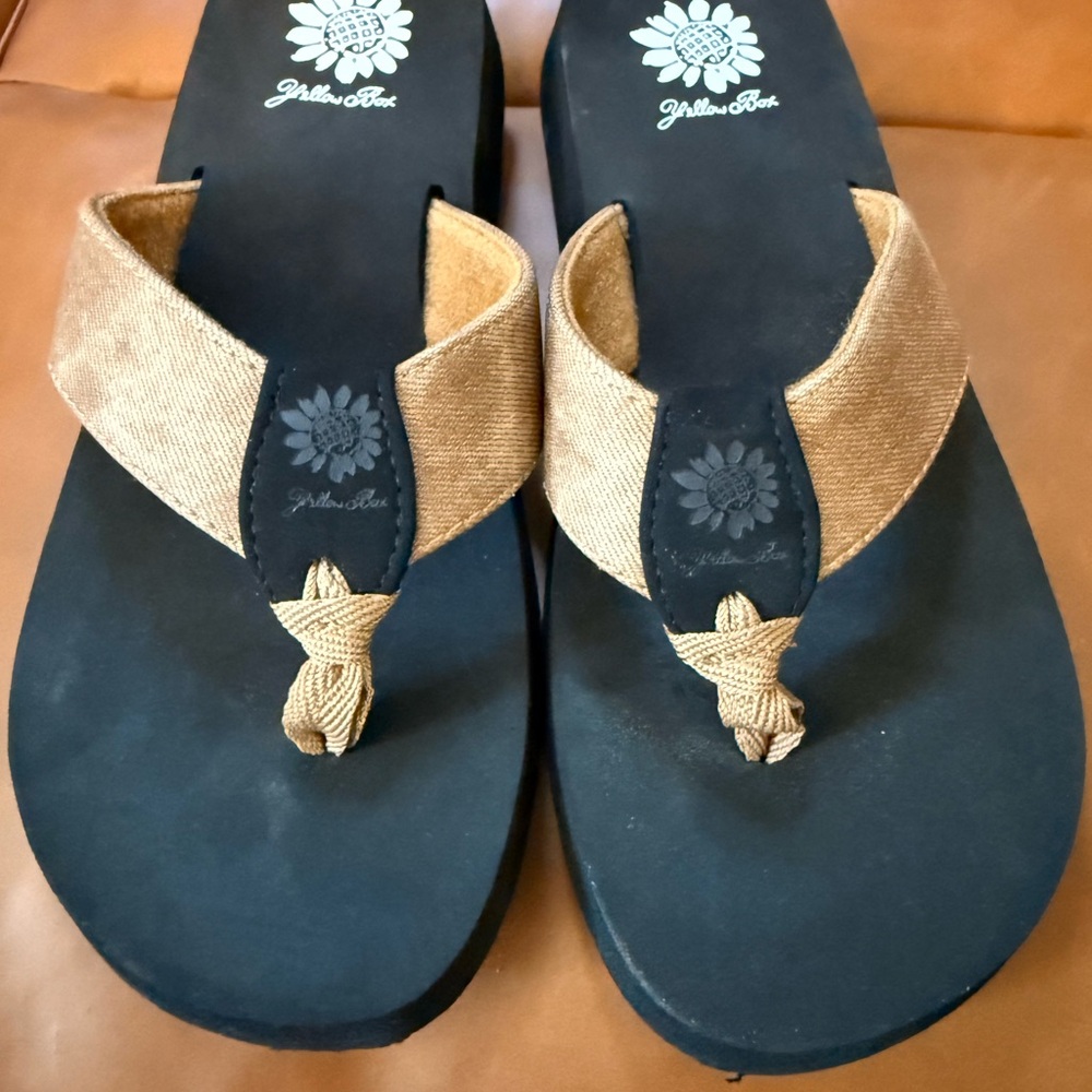 Women's Yellow Box Flip Flops Size 7